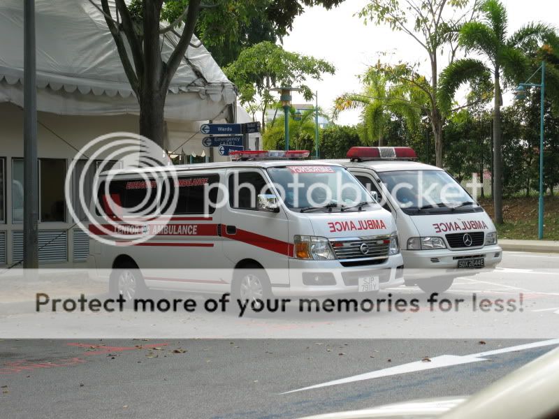 Using turn signals and four way flashers when responding EMTLIFE